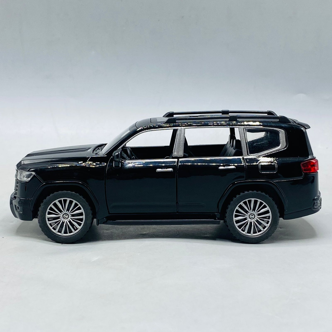 1:28 Scale Diecast Toyota V8 Land Cruiser