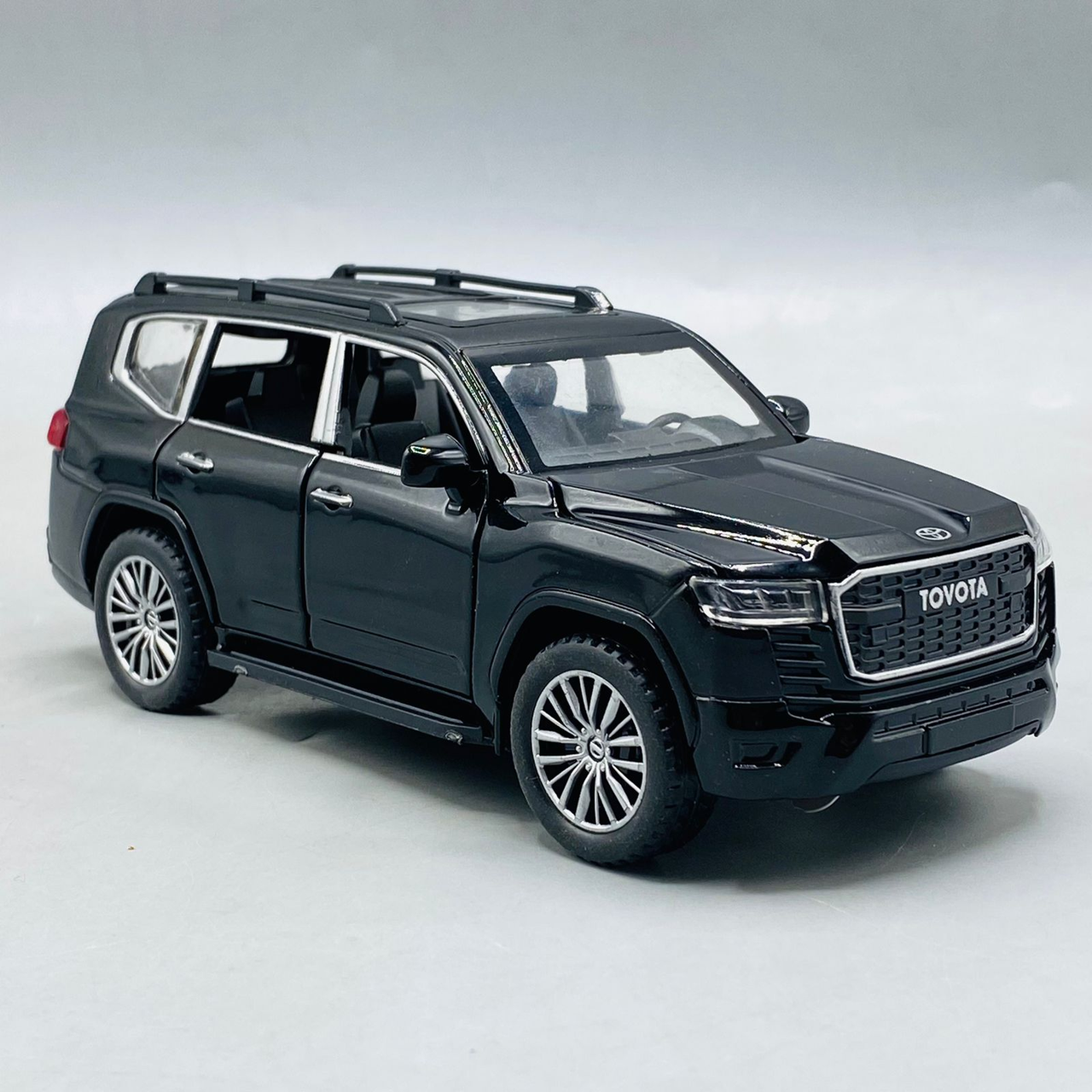 1:28 Scale Diecast Toyota V8 Land Cruiser